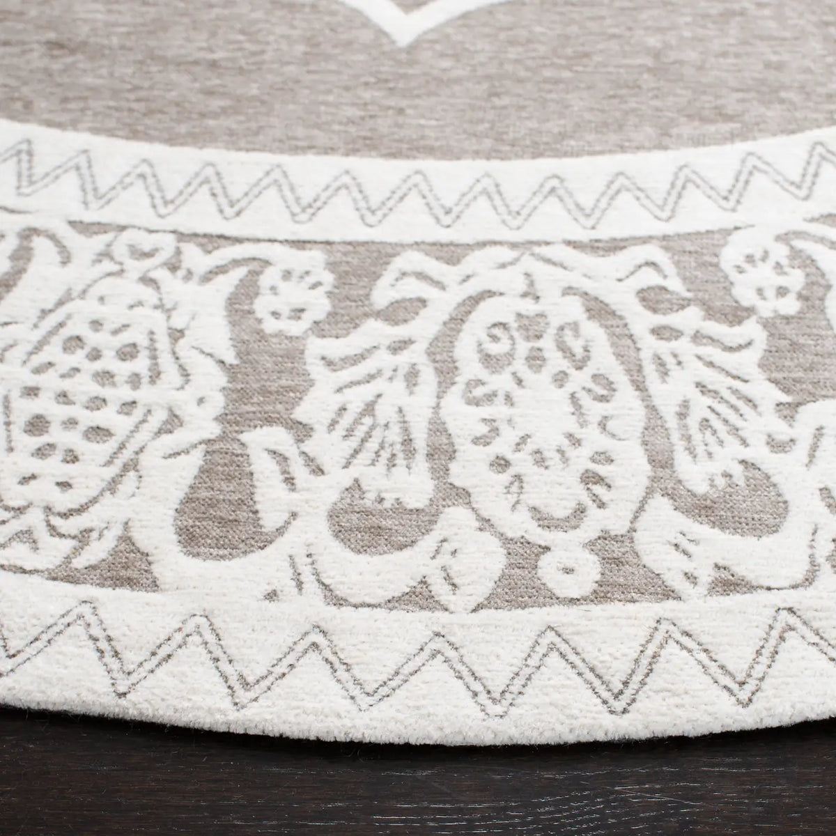 Safavieh Marbella 6'-0" x 6'-0" Rug in Light Grey / Ivory