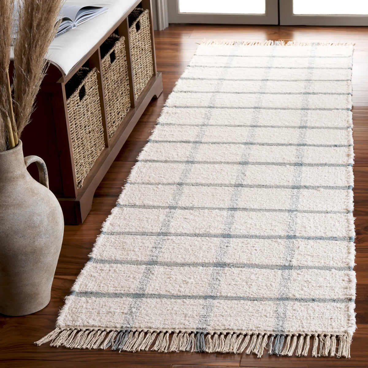 Safavieh Montauk 2'-3" x 8'-0" Rug in Ivory / Blue