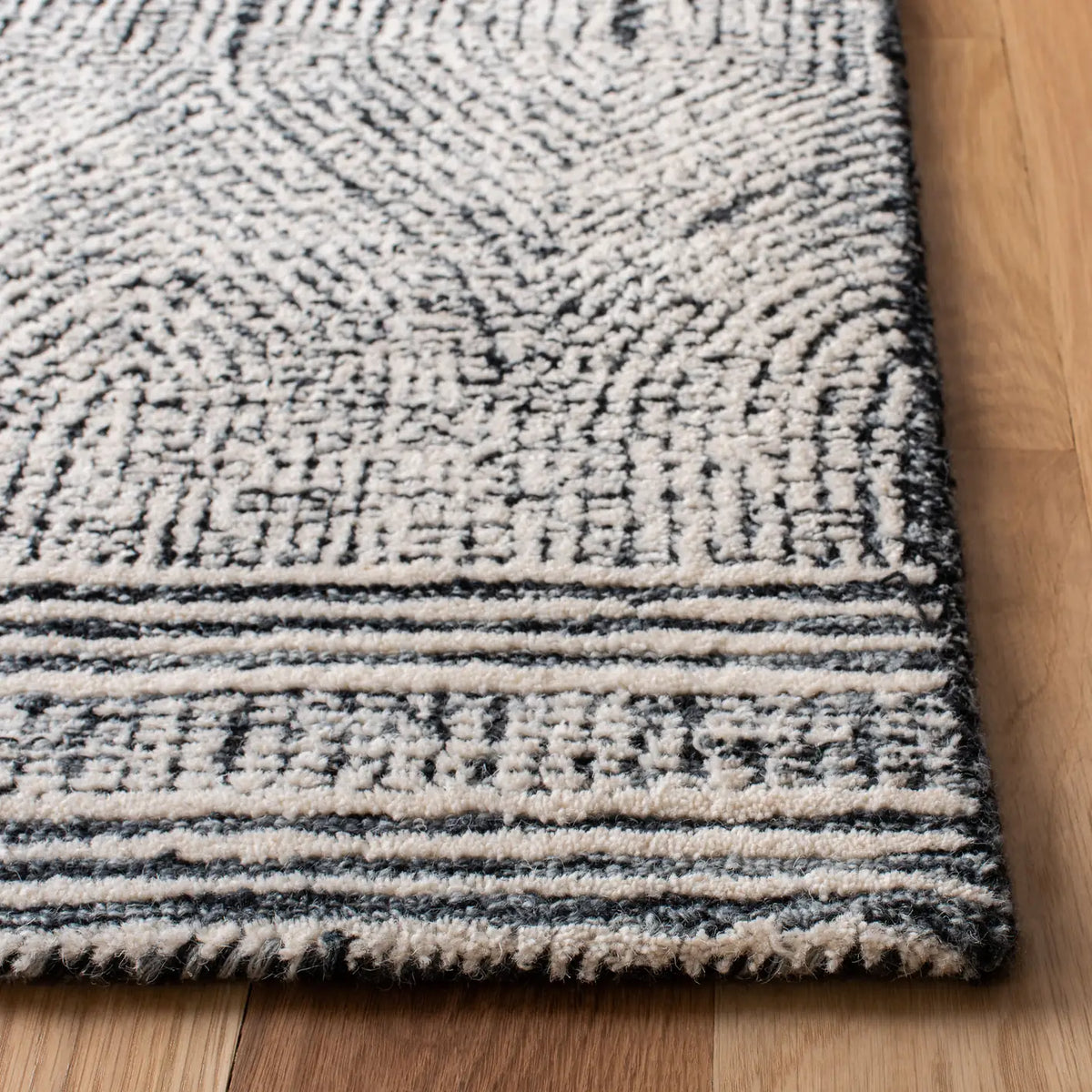 Safavieh Abstract 4'-0" x 6'-0" Rug in Ivory / Charcoal
