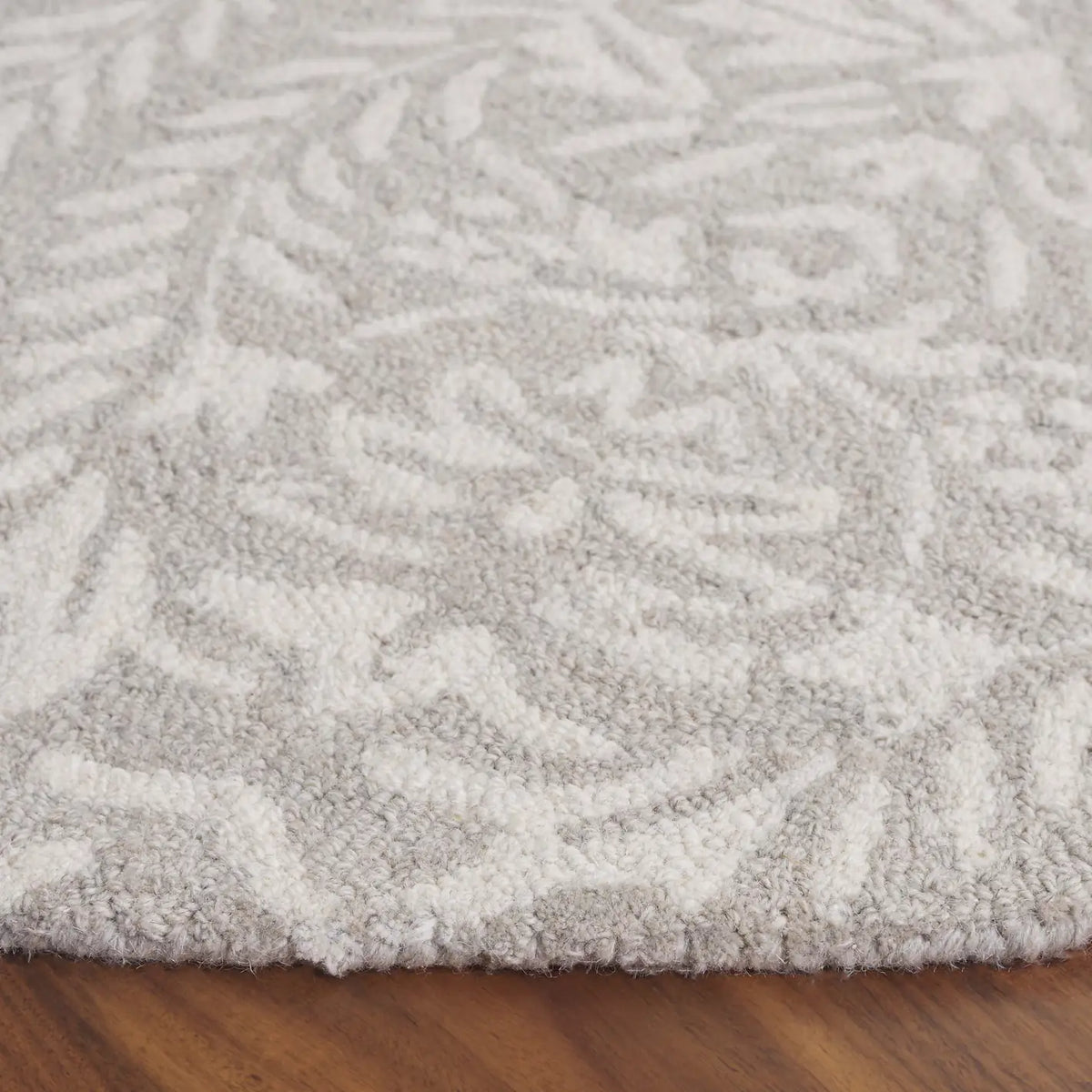 Safavieh Ebony 6'-0" x 6'-0" Rug in Light Grey / Ivory