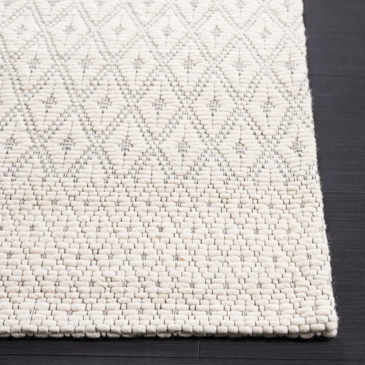 Safavieh Marbella 4'-0" x 6'-0" Rug in Ivory / Black