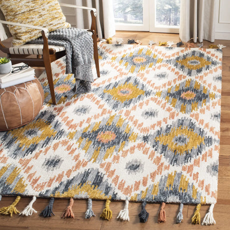 Safavieh Suzani 5'-0" x 8'-0" Rug in Ivory / Gold