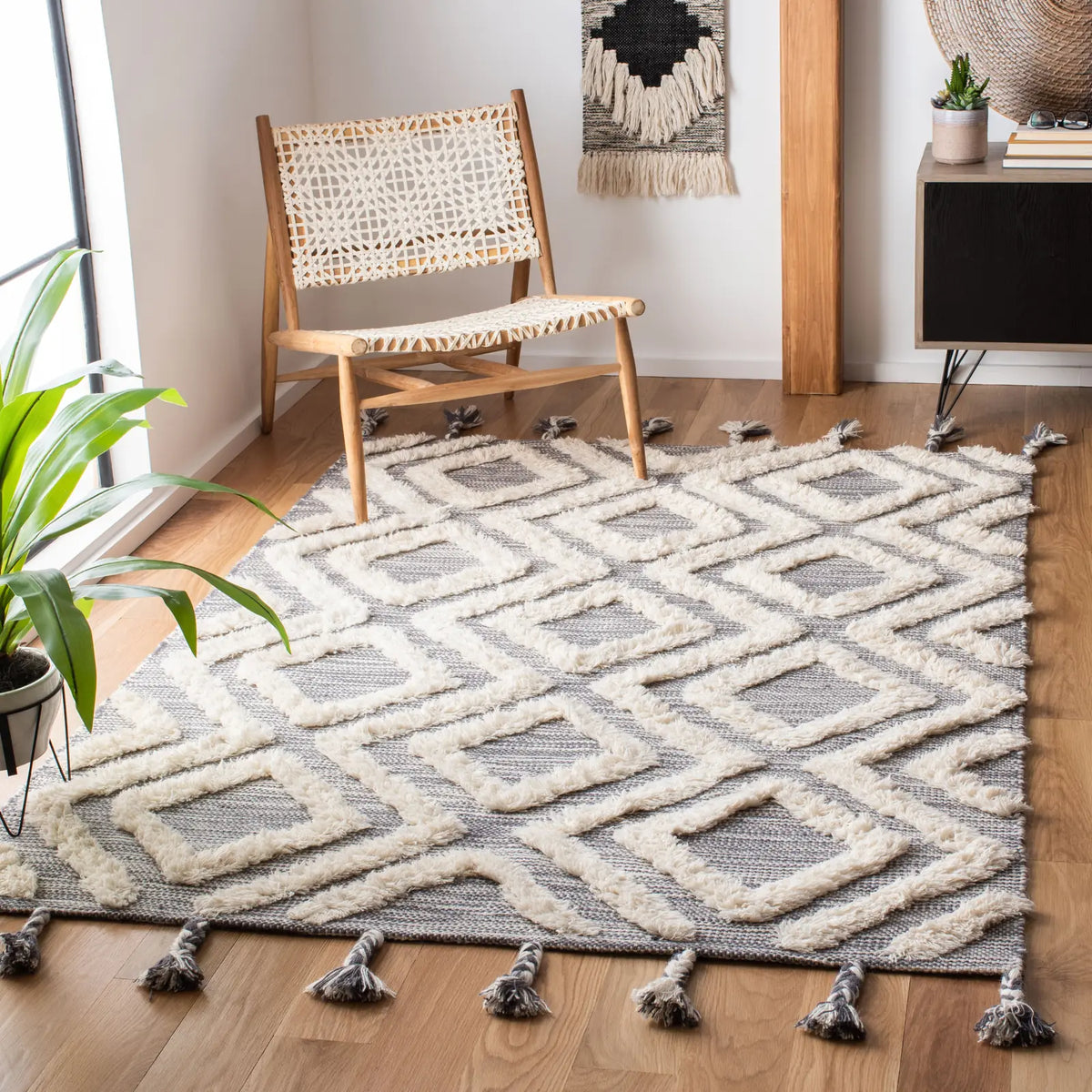 Safavieh Kenya 4'-0" x 6'-0" Rug in Grey / Ivory