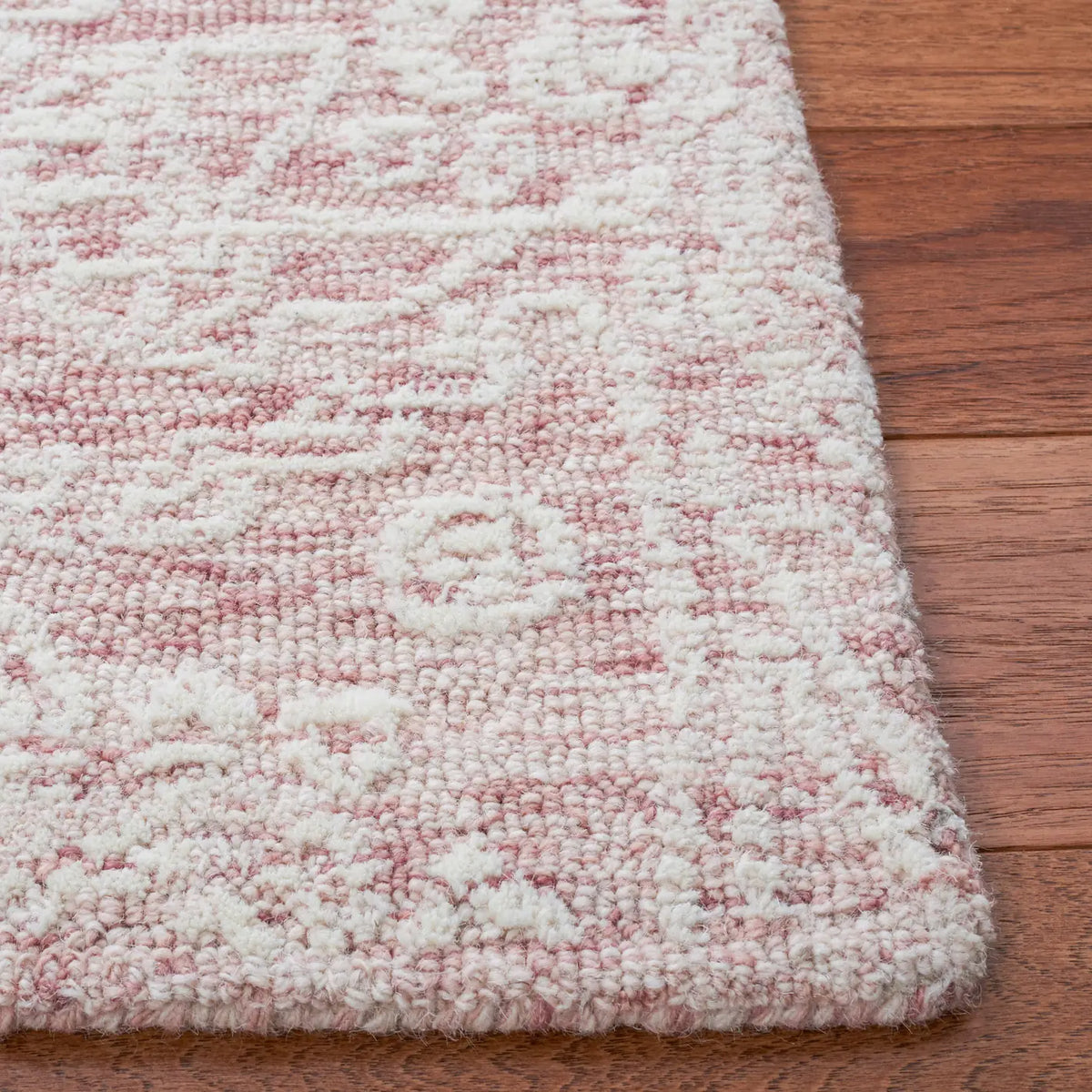 Safavieh Metro 4'-0" x 6'-0" Rug in Pink / Ivory