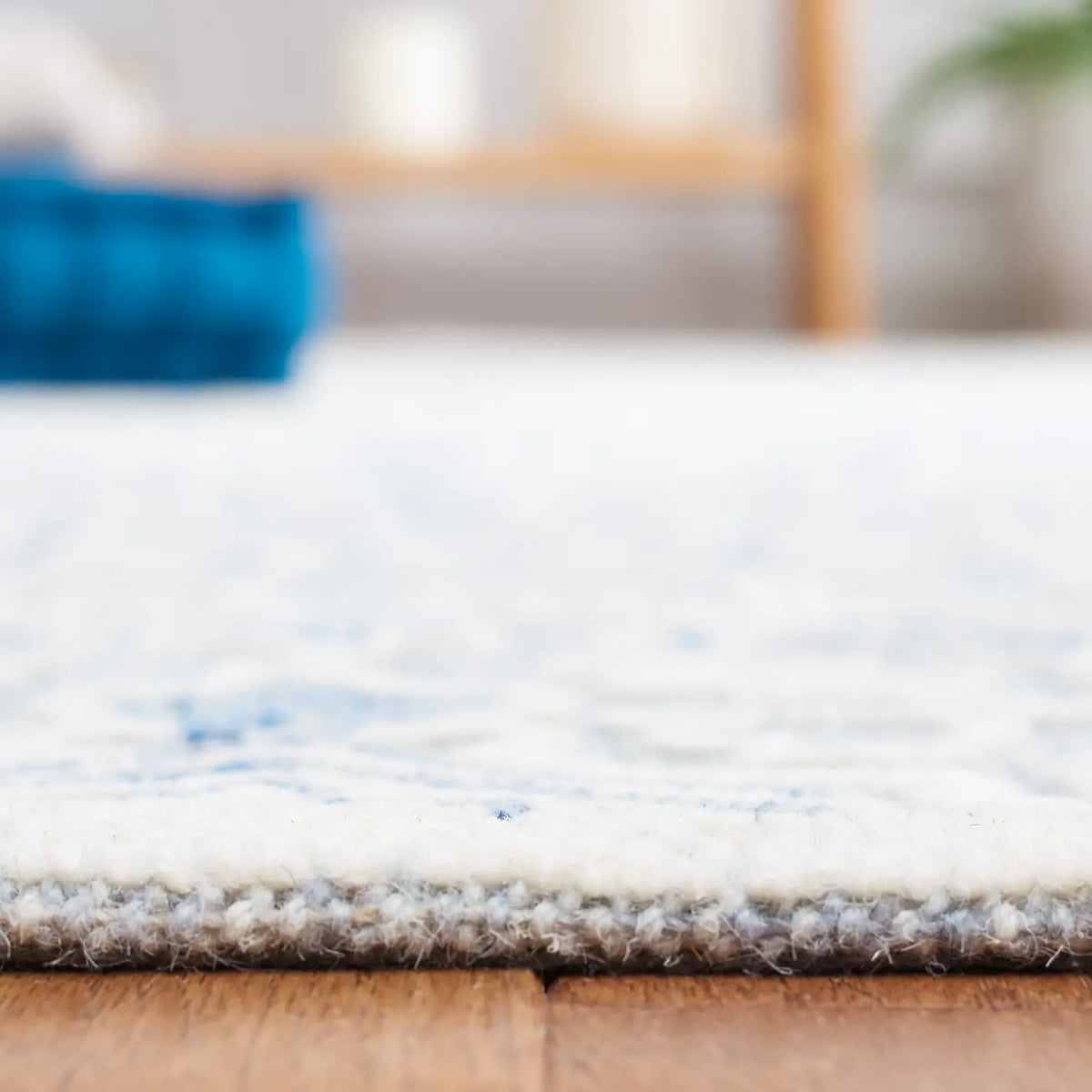 Safavieh Trace 4'-0" x 6'-0" Rug in Blue / Ivory