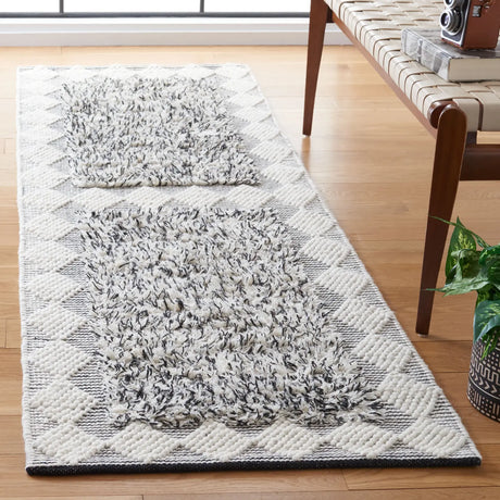 Safavieh Natura 2'-3" x 8'-0" Rug in Black / Ivory