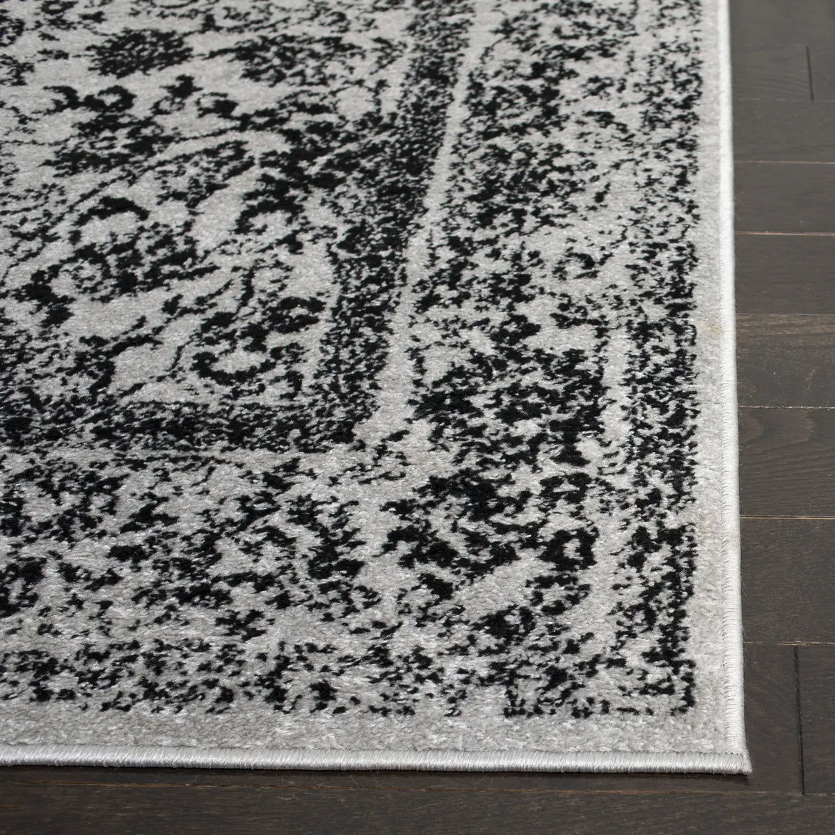 Safavieh Adirondack 4'-0" x 6'-0" Rug in Grey / Black