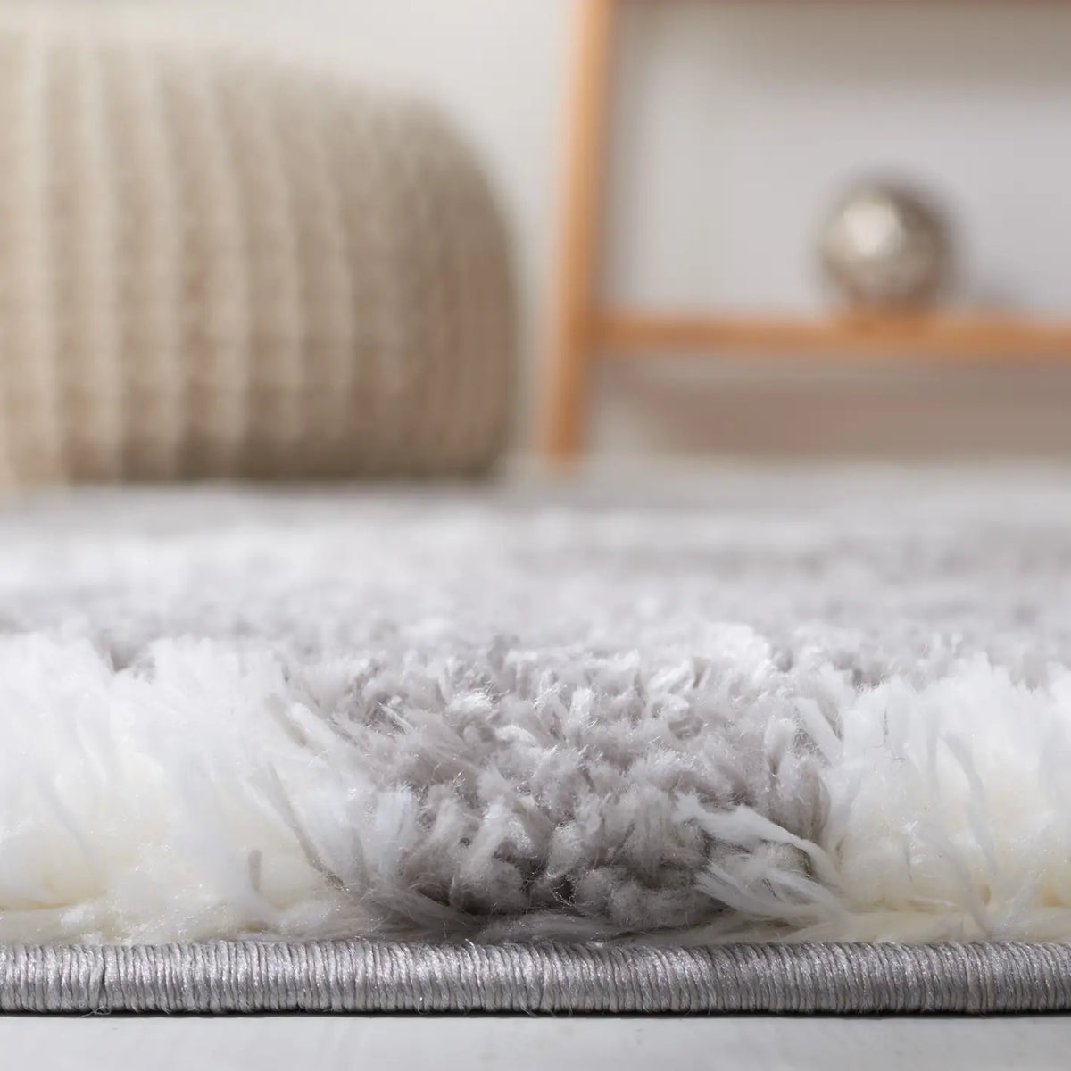 Safavieh Tahoe Shag 4'-0" x 6'-0" Rug in Grey / White
