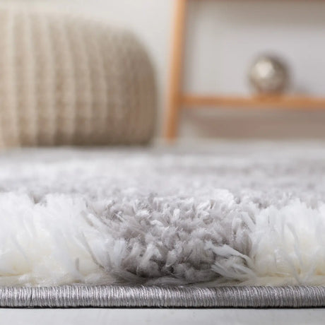 Safavieh Tahoe Shag 4'-0" x 6'-0" Rug in Grey / White