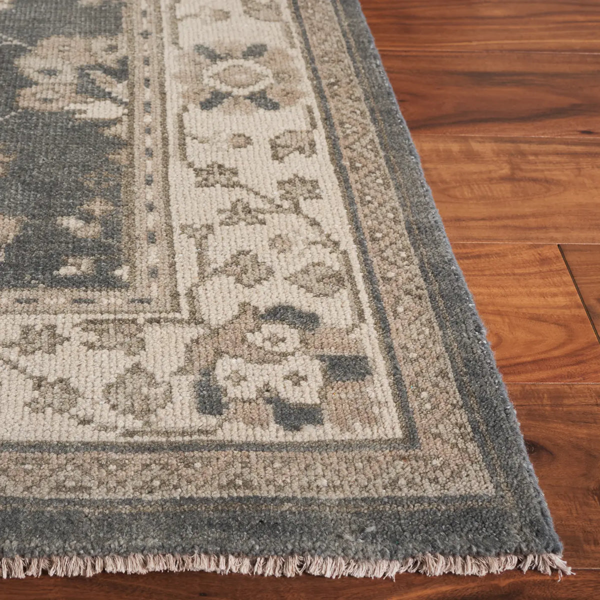Safavieh Sivas 6'-0" x 9'-0" Rug in Grey / Ivory