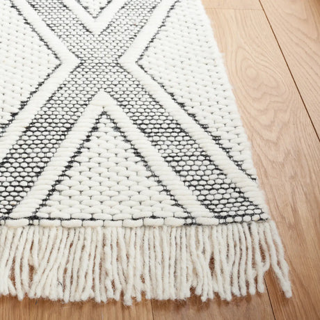 Safavieh Natura 4'-0" x 6'-0" Rug in Ivory / Black