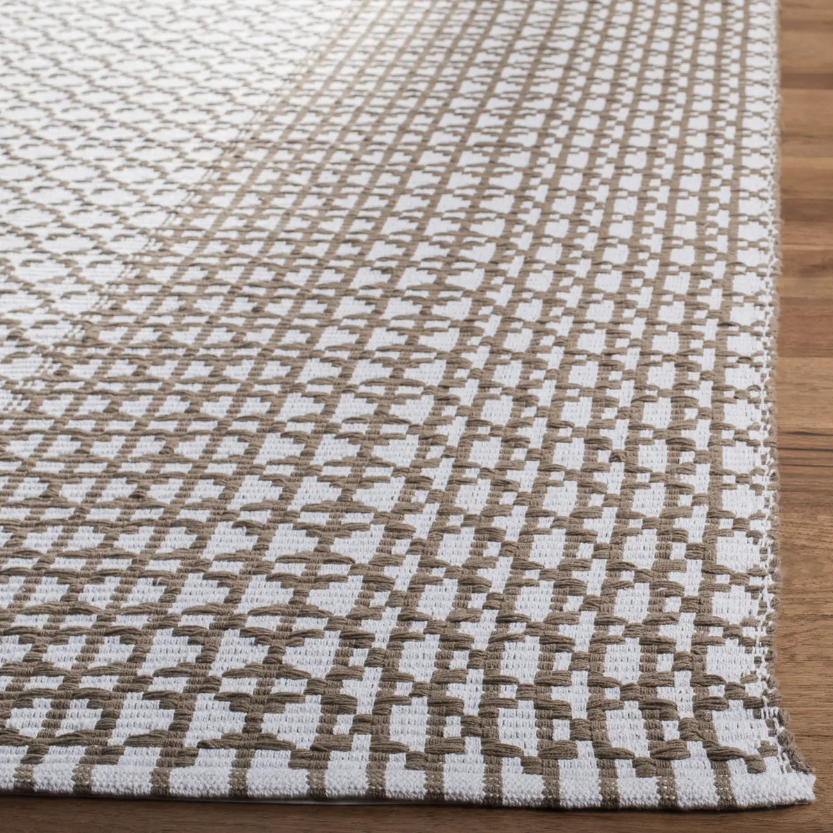 Safavieh Montauk 5'-0" x 8'-0" Rug in Taupe / Ivory