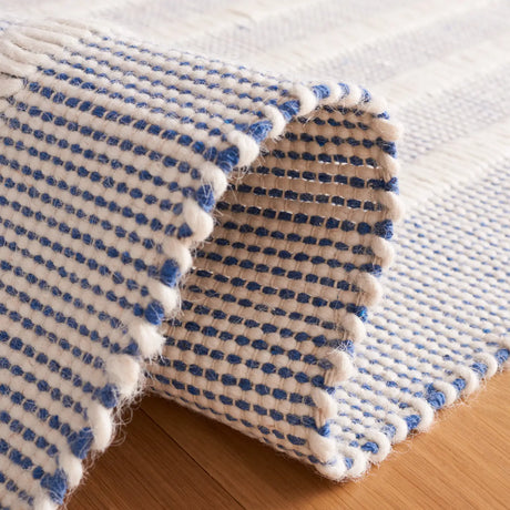Safavieh Natura 4'-0" x 6'-0" Rug in Blue / Ivory