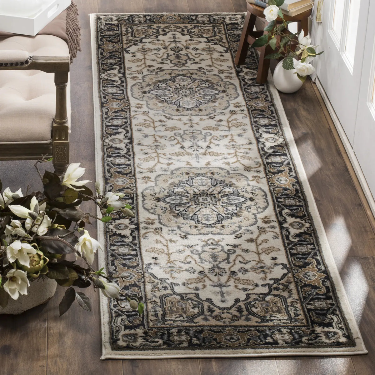 Safavieh Lyndhurst 2'-3" x 12'-0" Rug in Cream / Navy