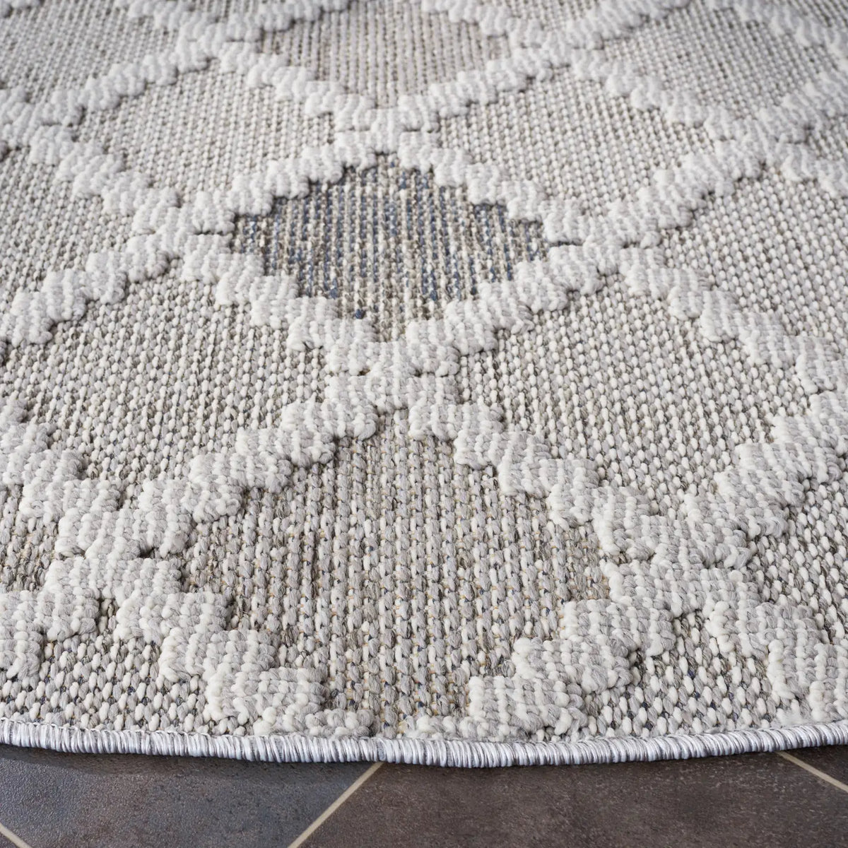 Safavieh Global 6'-7" x 6'-7" Rug in Grey / Ivory
