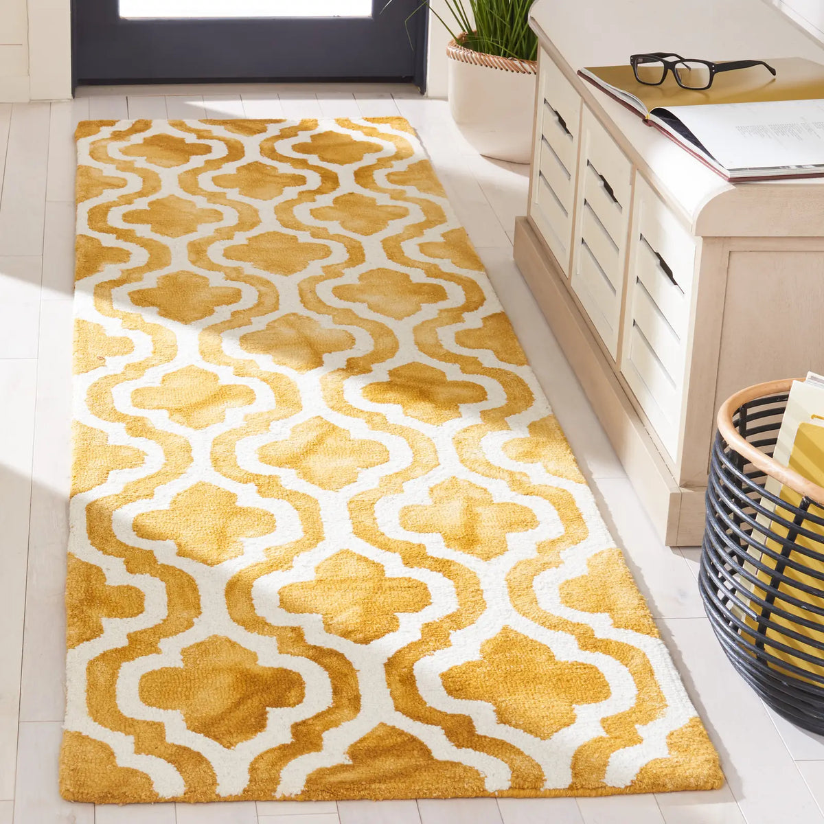 Safavieh Dip Dye 2'-3" x 6'-0" Rug in Gold / Ivory