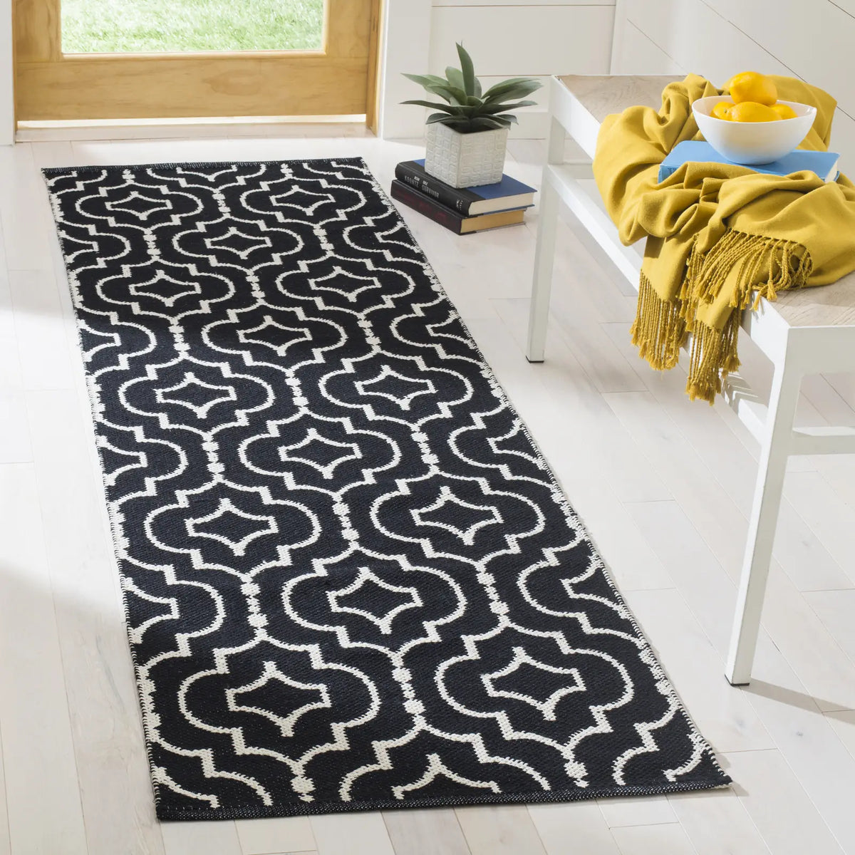 Safavieh Montauk 2'-3" x 7'-0" Rug in Black / Ivory