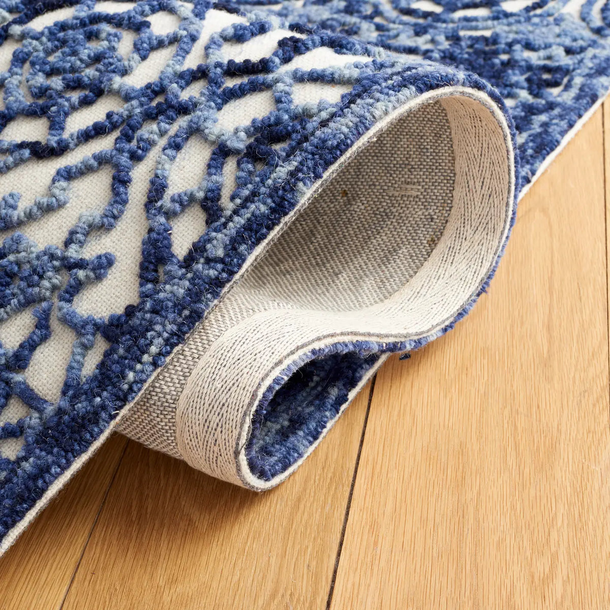Safavieh Trace 4'-0" x 6'-0" Rug in Navy / Ivory
