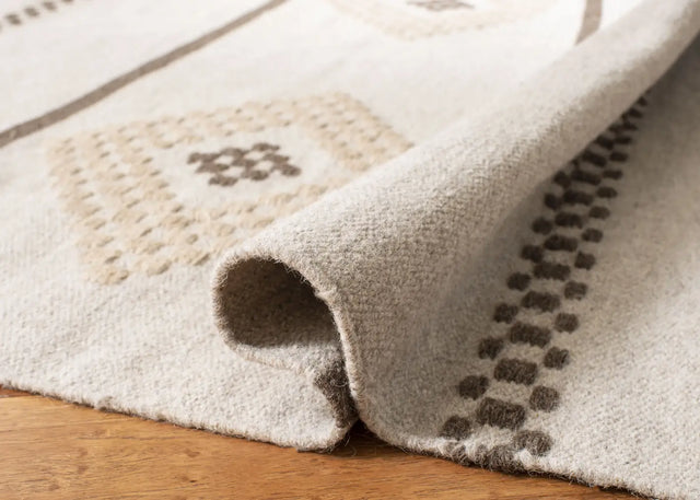 Safavieh Dhurries 4'-0" x 6'-0" Rug in Natural