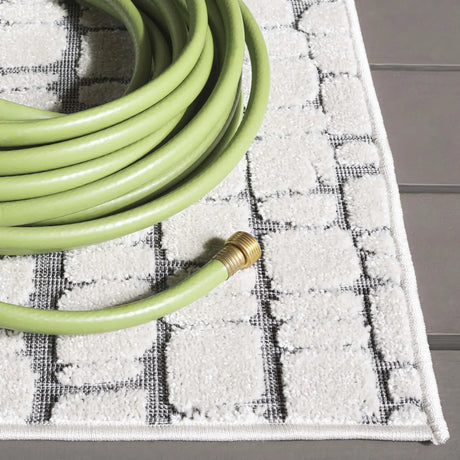 Safavieh Cabana 4'-0" x 6'-0" Rug in Ivory / Grey