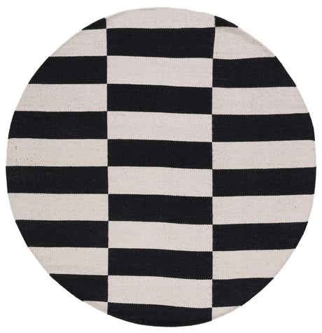 Safavieh Montauk 6'-0" x 6'-0" Rug in Black / Ivory