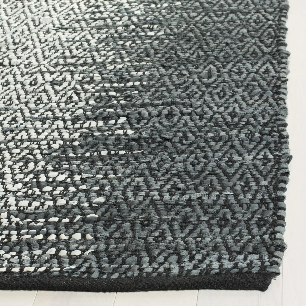Safavieh Vintage Leather 4'-0" x 6'-0" Rug in Grey / Cream