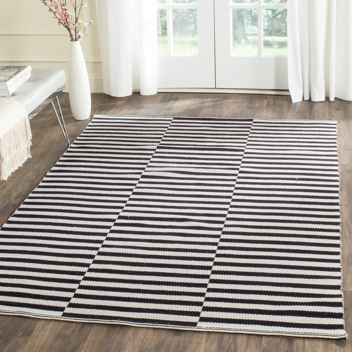 Safavieh Montauk 5'-0" x 7'-0" Rug in Ivory / Black