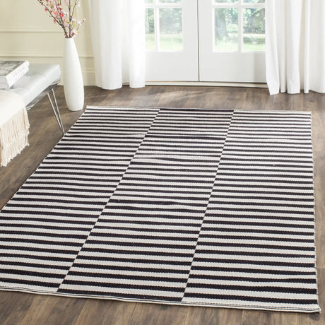 Safavieh Montauk 5'-0" x 7'-0" Rug in Ivory / Black