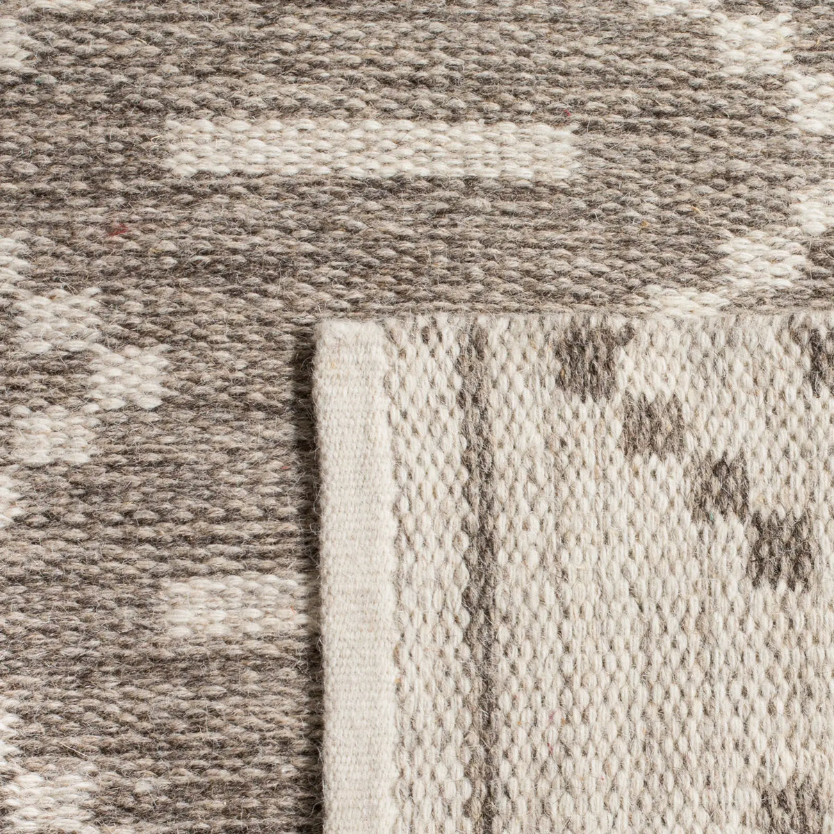 Safavieh Kilim 4'-0" x 6'-0" Rug in Grey / Ivory