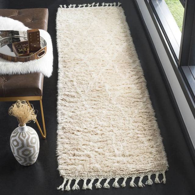 Safavieh Casablanca 2'-3" x 8'-0" Rug in Beige / Ivory