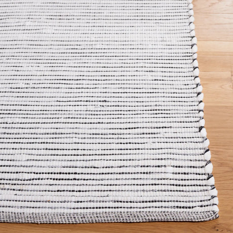 Safavieh Montauk 4'-0" x 6'-0" Rug in Brown / Ivory