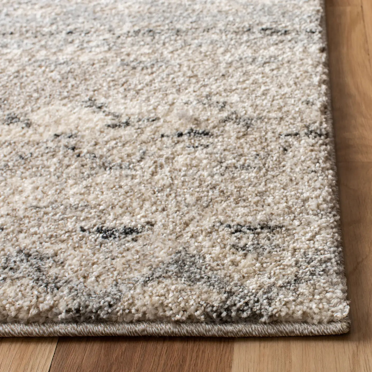 Safavieh Retro 5'-3" x 8'-0" Rug in Cream / Grey
