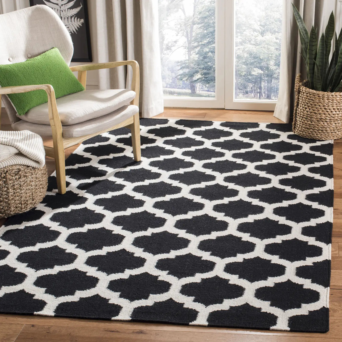 Safavieh Dhurries 4'-0" x 6'-0" Rug in Black / Ivory