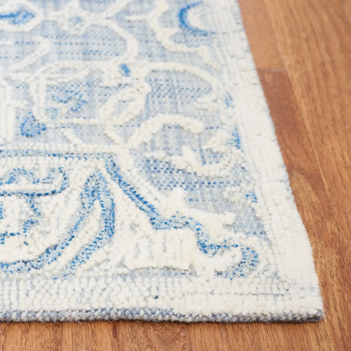 Safavieh Trace 4'-0" x 6'-0" Rug in Blue / Ivory