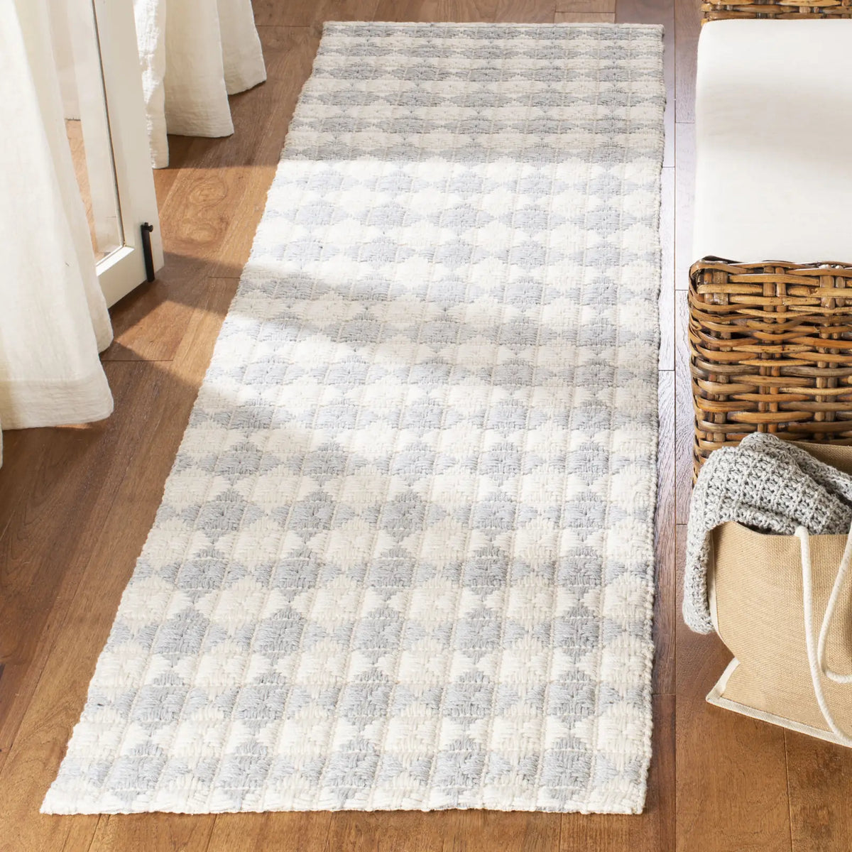 Safavieh Natura 2'-3" x 8'-0" Rug in Silver / Ivory