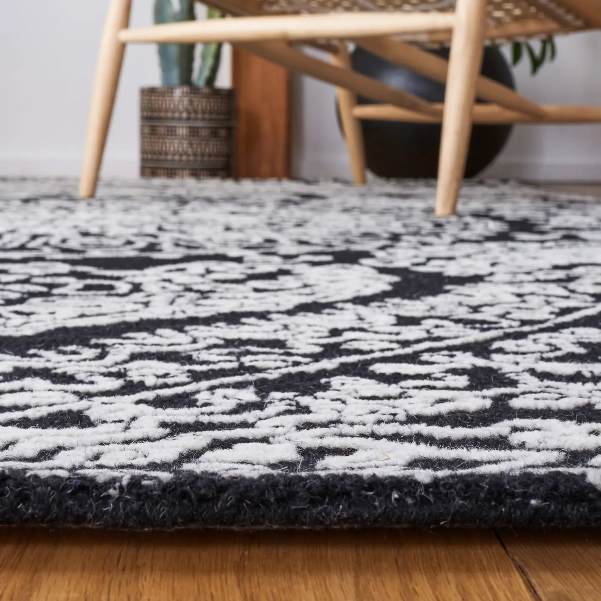 Safavieh Metro 4'-0" x 6'-0" Rug in Black / Ivory