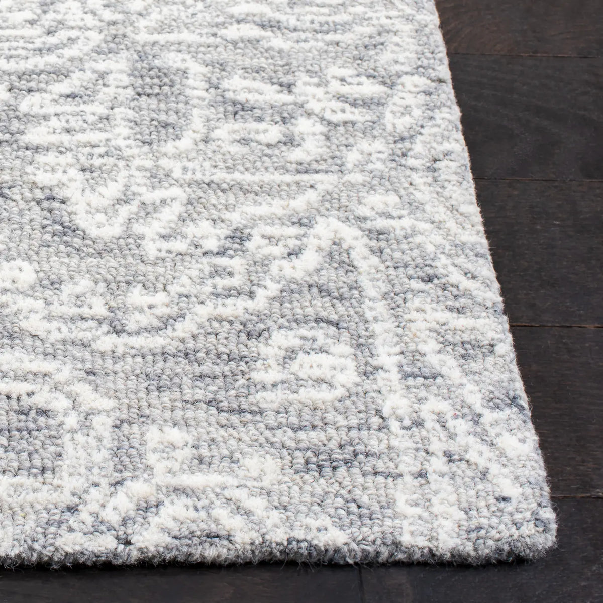 Safavieh Metro 4'-0" x 6'-0" Rug in Grey / Ivory