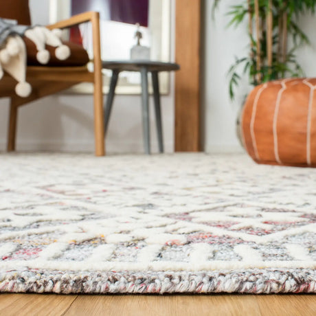 Safavieh Roslyn 4'-0" x 6'-0" Rug in Red / Ivory