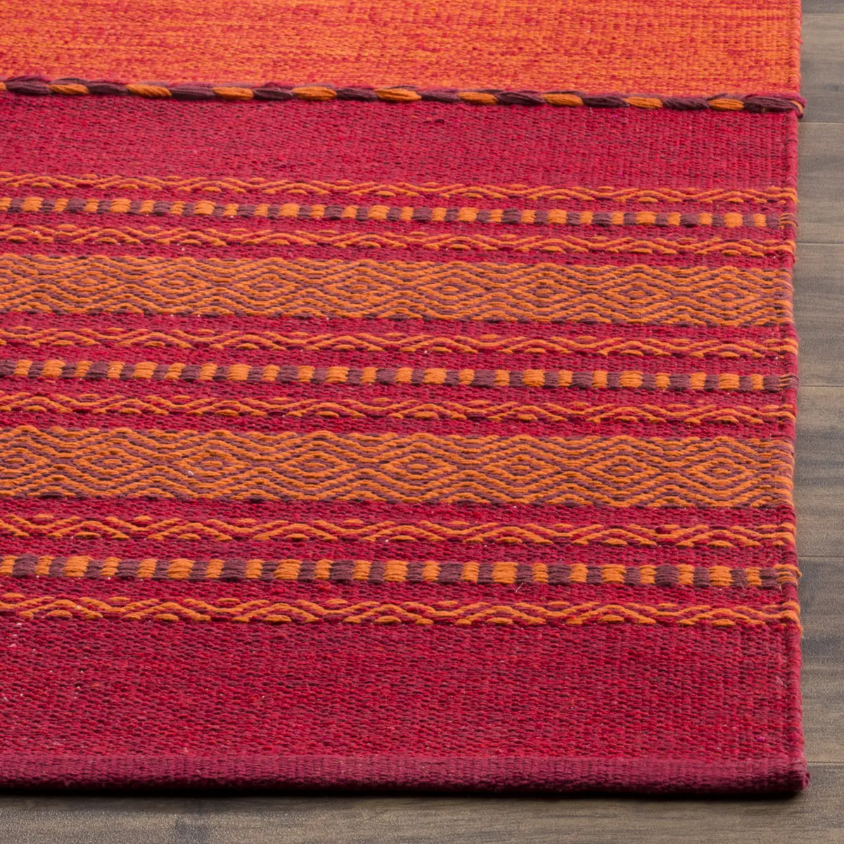 Safavieh Montauk 4'-0" x 6'-0" Rug in Orange / Red