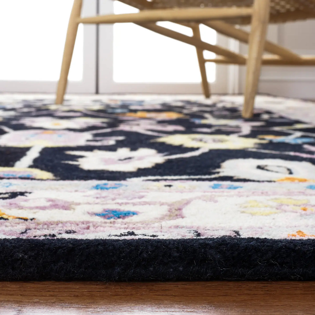 Safavieh Anatolia 4'-0" x 6'-0" Rug in Black / Ivory