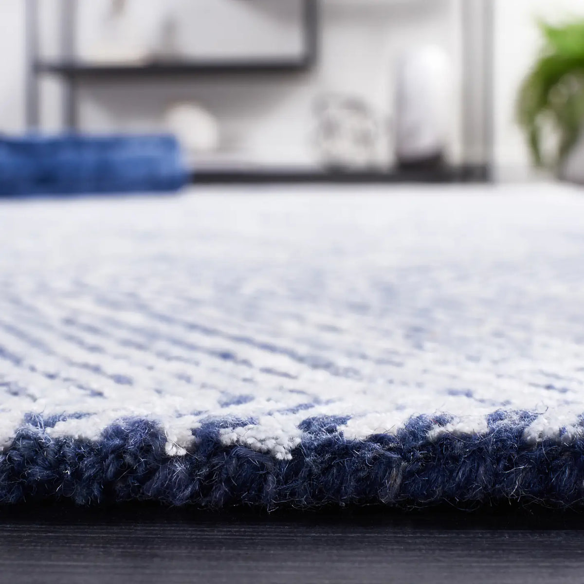 Safavieh Soho 4'-0" x 6'-0" Rug in Navy / Ivory