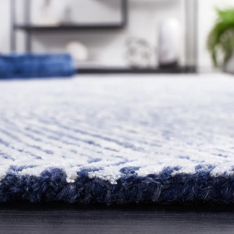 Safavieh Soho 4'-0" x 6'-0" Rug in Navy / Ivory