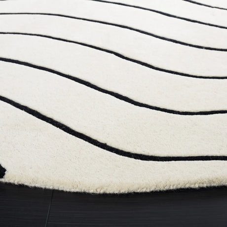 Safavieh Fifth Avenue 7'-0" x 7'-0" Rug in Ivory / Black