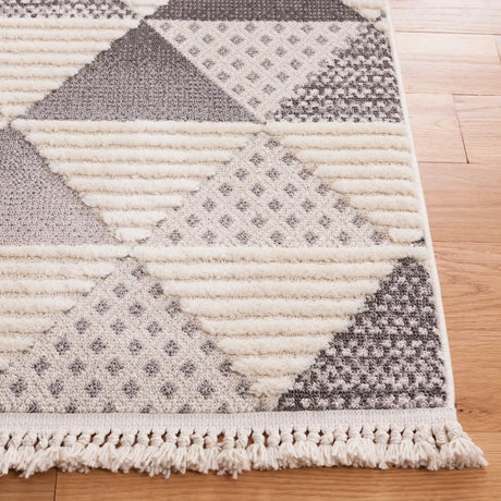Safavieh Urban 4'-0" x 6'-0" Rug in Grey / Ivory