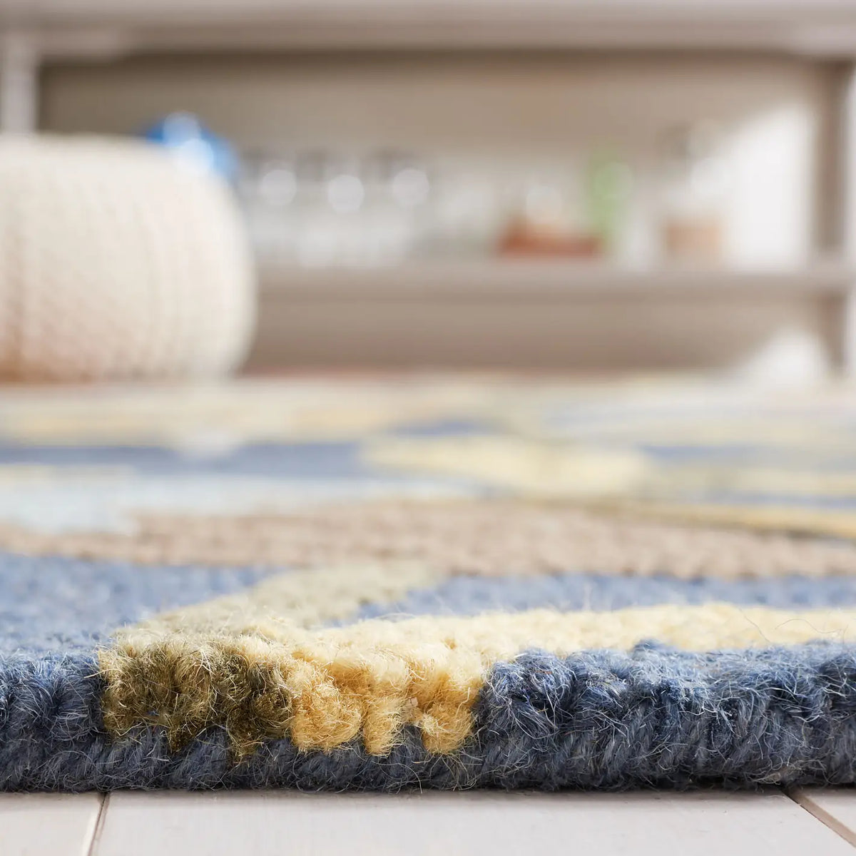 Safavieh Blossom 4'-0" x 6'-0" Rug in Navy / Red