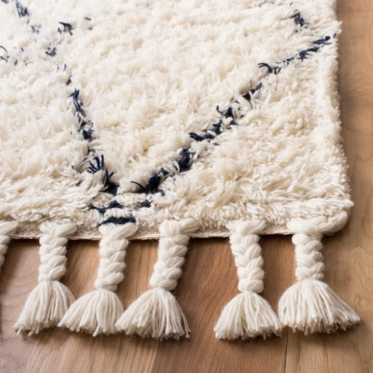 Safavieh Casablanca 5'-0" x 8'-0" Rug in Navy / Ivory
