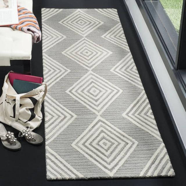 Safavieh Blossom 2'-3" x 8'-0" Rug in Dark Grey / Ivory