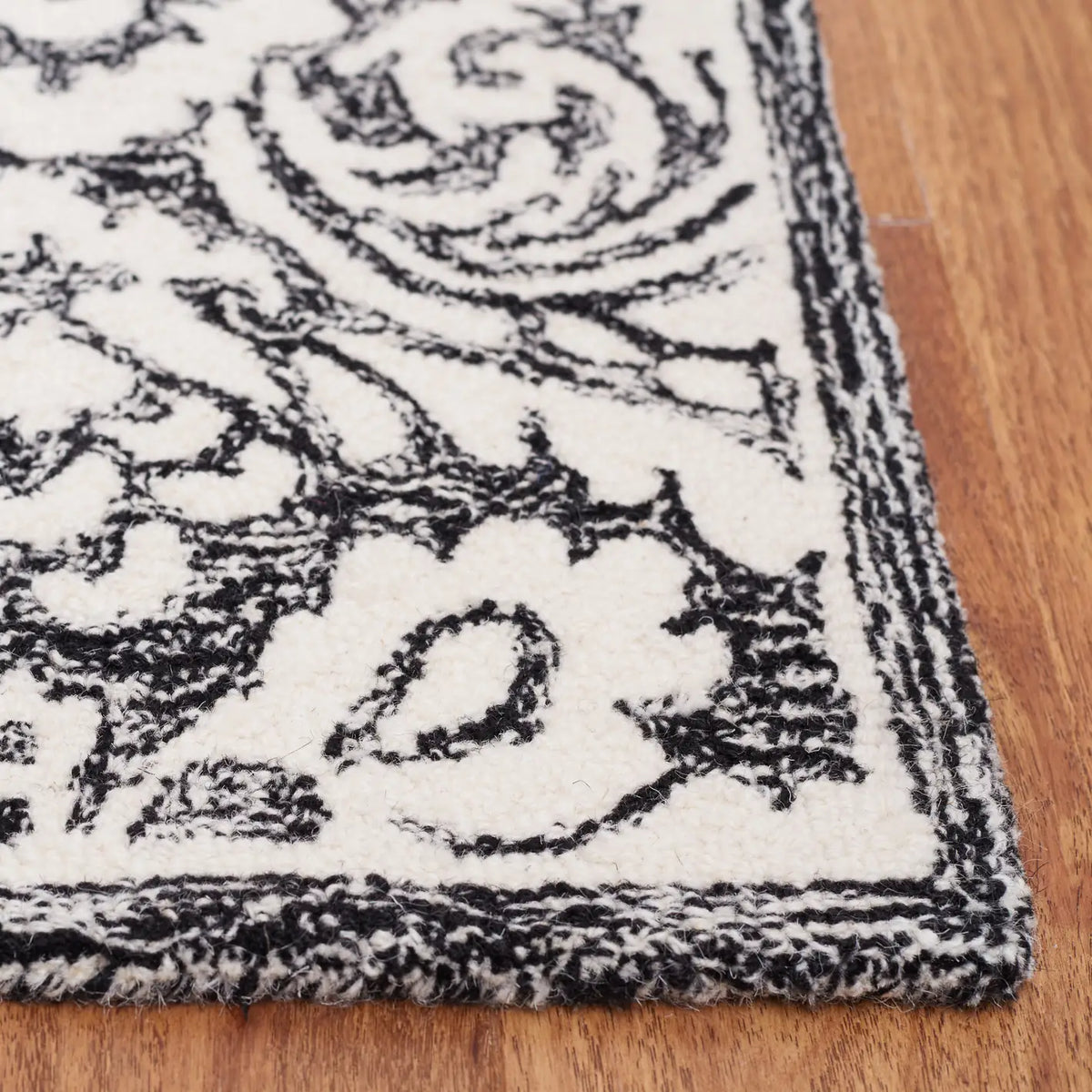 Safavieh Blossom 4'-0" x 6'-0" Rug in Black / Ivory
