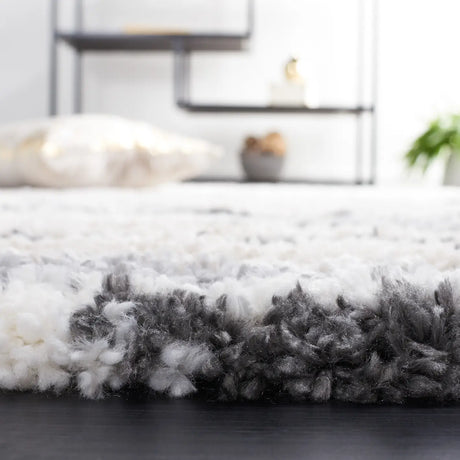 Safavieh Fontana Shag  800 4'-0" x 6'-0" Rug in Ivory / Grey