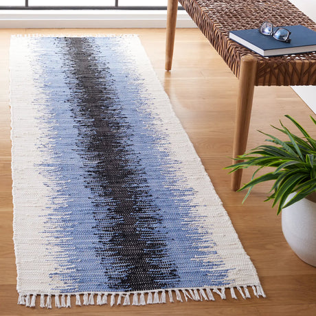 Safavieh Montauk 2'-3" x 6'-0" Rug in Grey / Black